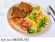 Appetizing salmon with a vegetable salad. Стоковое фото, фотограф Яков Филимонов / Фотобанк Лори