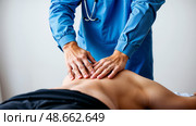 Сеанс остеопатии в кабинете врача. Крупный план. An osteopathy session in the doctor's office. Close-up. Стоковое AI-изображение, AI-художник Смирнова Светлана / Фотобанк Лори