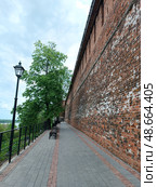 Дорожка вдоль стены Нижегородского Кремля. Редакционное фото, фотограф Наталия Ануфриева / Фотобанк Лори