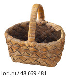 Плетеная корзинка - лукошко с ручкй на белом фоне. Birch bark basket on a white background. Стоковое фото, фотограф Татьяна Д / Фотобанк Лори