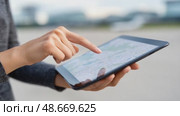 Businesswoman using digital tablet showing map navigation app. Стоковое AI-видео, аниматор Юрий Поздников / Фотобанк Лори