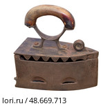Старинный утюг работающий от тепла углей. Old smoothing Iron over the white background. Стоковое фото, фотограф Татьяна Д / Фотобанк Лори