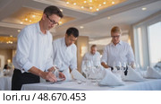 Waiters setting tables in upscale restaurant. Стоковое AI-видео, аниматор Юрий Поздников / Фотобанк Лори