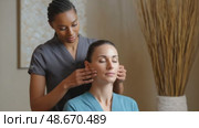 Masseuse giving relaxing face massage to client. Стоковое AI-видео, аниматор Юрий Поздников / Фотобанк Лори