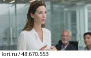 Businesswoman leading a presentation in a modern office. Стоковое AI-видео, аниматор Юрий Поздников / Фотобанк Лори