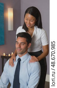 Masseuse giving relaxing shoulder massage to businessman. Стоковое AI-видео, аниматор Юрий Поздников / Фотобанк Лори