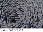 Свернутые корабельные канаты развешанные на палубе парусника. Coiled ship's ropes hung on the deck of a sailing ship. Стоковое фото, фотограф Татьяна Д / Фотобанк Лори