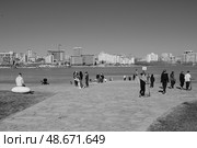 Набережная реки с видом на городские высотки весной. Редакционное фото, фотограф Станислав Подольский / Фотобанк Лори