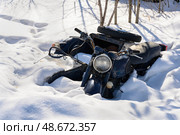 An old motorcycle with a sidecar sank into a snowdrift in winter. Стоковое фото, фотограф Сергей Фролов / Фотобанк Лори