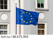 Флаг Евросоюза возле здания Представительства Европейского союза в Российской Федерации. Город Москва, Россия. Редакционное фото, фотограф Господин Никто / Фотобанк Лори