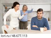 Elderly mother and woman during family quarrel accuse adult man. Стоковое фото, фотограф Яков Филимонов / Фотобанк Лори