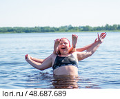 Люди резвятся и купаются в озере в жаркий солнечный летний день. People frolic and swim in the lake on a hot sunny summer day. Стоковое фото, фотограф Мария / Фотобанк Лори