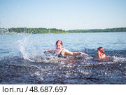 Люди резвятся и купаются в озере в жаркий солнечный летний день. People frolic and swim in the lake on a hot sunny summer day. Стоковое фото, фотограф Мария / Фотобанк Лори