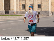 Легкоатлет, спортсмен в пожилом возрасте, бегущий марафон. Ереван, Армения. Редакционное фото, фотограф Evgenia Shevardina / Фотобанк Лори