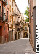 Узкие улочки Фигерес Narrow streets of Figueres (2016 год). Редакционное фото, фотограф Чехов Дмитрий Валерьевич / Фотобанк Лори