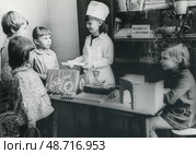 Дети играют в магазин и аптеку в детском саду. Стоковое фото, фотограф Retro / Фотобанк Лори