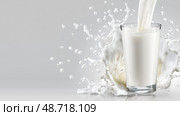 Fresh Cow's Milk Pouring into Glass with Pastoral Farm Background, Natural Dairy Promotion. свежее коровье молоко льется в стакан, реклама натуральных молочных продуктов. Стоковое AI-изображение, AI-художник Katsiaryna Repich / Фотобанк Лори