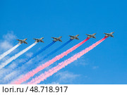 Самолёты в небе над Москвой с дымным следом в цветах российского флага. Редакционное фото, фотограф Литвяк Игорь / Фотобанк Лори