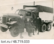 Трое мужчин зимой у советского грузовика ЗИЛ-157, конец 1950-х гг. Стоковое фото, фотограф Retro / Фотобанк Лори