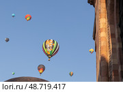Воздушные шары над городом. Ереван, Армения. Редакционное фото, фотограф Evgenia Shevardina / Фотобанк Лори