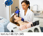 Hispanic woman beautician doing needle-free mesotherapy for young woman. Стоковое фото, фотограф Яков Филимонов / Фотобанк Лори