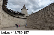 Троицкая башня и захаб Псковского кремля. Редакционное фото, фотограф Янина Старикова / Фотобанк Лори