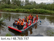 Сплав по реке Серга. Скалы и вода в природном парке "Оленьи ручьи", Екатеринбург, Свердловская область. (2024 год). Редакционное фото, фотограф Pukhov K / Фотобанк Лори