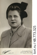 Девушка в шляпке и пиджаке, фотопортрет в студии, 1950-е гг, Ленинград, СССР. Стоковое фото, фотограф Retro / Фотобанк Лори