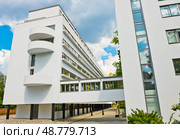 Дом Наркомфина. Новинский бульвар, дом 25, корпус 1. Москва. Россия. Редакционное фото, фотограф E. O. / Фотобанк Лори