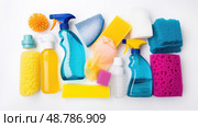 brush cleaning supplies on white ai generated. Стоковое AI-изображение, AI-художник Vectorwin / Фотобанк Лори
