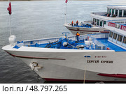 Речные круизные суда Сергей Кучкин и Виссарион Белинский на стоянке возле причала в Речном порту. Волгоград, Россия, (2023 год). Редакционное фото, фотограф Андрей Цыганков / Фотобанк Лори
