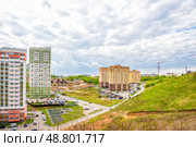 Городская улица между жилищным комплексом и холмом (улица Академическая, деревня Афонино) Стоковое фото, фотограф Илья Старков / Фотобанк Лори