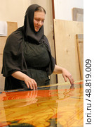 Монахиня мать Иоанна в иконописной Шамординской обители (2004 год). Редакционное фото, фотограф Дмитрий Неумоин / Фотобанк Лори