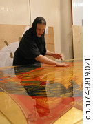 Иконописец мать Иоанна в иконописной Шамординской обители (2004 год). Редакционное фото, фотограф Дмитрий Неумоин / Фотобанк Лори
