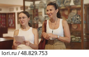 Young woman with teen daughter walk around museum, cookware zone. Стоковое видео, видеограф Яков Филимонов / Фотобанк Лори