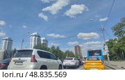 Движение на автомобиле такси по Севастопольскому проспекту в Москве в сторону центра. Редакционное видео, видеограф Ирина Климкович / Фотобанк Лори