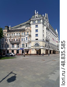 Старые дома в центре Москвы. Угол улицы Петровка и Дмитровского переулка. Россия, солнечный день в коце мая. Редакционное фото, фотограф Сергей Рыбин / Фотобанк Лори