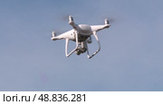 the quadcopter is shooting. Стоковое видео, видеограф Алексей Сергеев / Фотобанк Лори