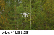 the quadcopter is shooting. Стоковое видео, видеограф Алексей Сергеев / Фотобанк Лори