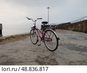 Bicycle on the pier (2021 год). Редакционное фото, фотограф Александр Малышев / Фотобанк Лори