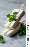 Minty Frozen Treats With Popsicle Sticks and Fresh Mint Leaves on a Marble Background. Стоковое AI-изображение, AI-художник Юлия Гапеенко / Фотобанк Лори