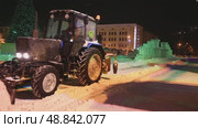 Christmas town in Russia illuminations transport winter frost snow. Стоковое видео, видеограф Алексей Сергеев / Фотобанк Лори