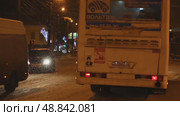 Christmas town in Russia illuminations transport winter frost snow. Стоковое видео, видеограф Алексей Сергеев / Фотобанк Лори