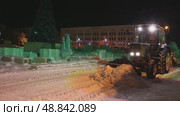 Christmas town in Russia illuminations transport winter frost snow. Стоковое видео, видеограф Алексей Сергеев / Фотобанк Лори