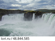 Годафосс (Godafoss) - очень красивый исландский водопад. Он расположен на севере острова, недалеко от озера Миватн и кольцевой дороги. (2014 год). Стоковое фото, фотограф Дымов Игорь / Фотобанк Лори