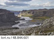 Вид на каньон Йокульсарглюфур (Jokulsargljufur ) рядом с водопадом Хафрагильсфосс (Hafragilsfoss ) в Исландии, одну из лучших достопримечательностей кольцевой дороги (2014 год). Стоковое фото, фотограф Дымов Игорь / Фотобанк Лори