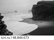 Пляж Рейнисфьяра ( Reynisfjara ) с черным песком на берегу Атлантического океана с огромными волнами на юге Исландии, Европа. Стоковое фото, фотограф Дымов Игорь / Фотобанк Лори