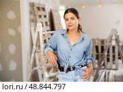 Portrait of positive young woman next to a stepladder in renovated room. Стоковое фото, фотограф Яков Филимонов / Фотобанк Лори