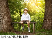 Мальчик в панамке сидит на скамейке. Стоковое фото, фотограф Дмитрий Киселёв / Фотобанк Лори