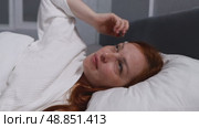 red haired middle aged woman trying to sleep, insomnia and sleep problems, stress at work. Стоковое видео, видеограф Арзюков Вадим Николаевич / Фотобанк Лори